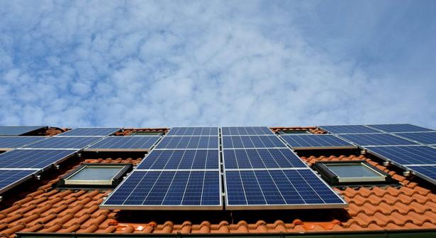 Panneaux solaires sur toiture de maison